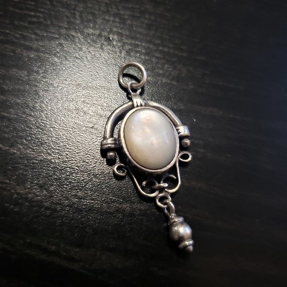Vintage pendant in 925 silver with a mother-of-pearl cabochon, made in France. - Picture 1 of 5